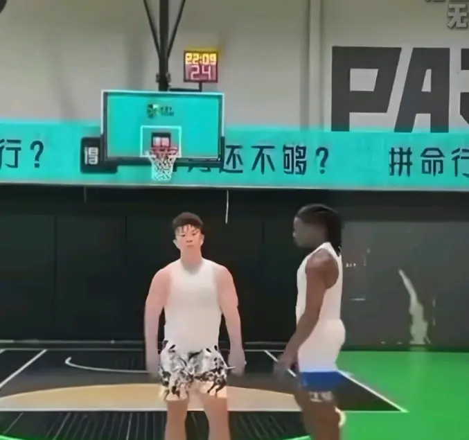 《牛教练的裤子》黑哥不讲武德偷袭篮球1V1-牛教练的裤子爆笑来袭免费观看-无广告高清完整版