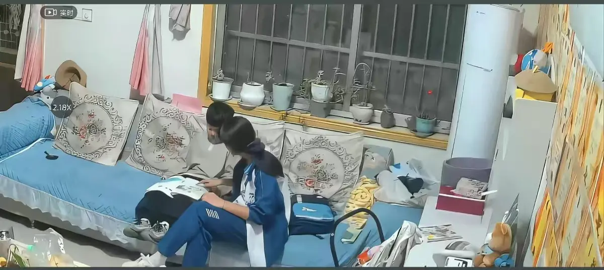 《来自姐姐的爱》无删减完整版在线播放-姐姐对弟弟的日常引导高清正片免费下载-监控下辅导作业名场面在线观看-来自姐姐的爱全集影院