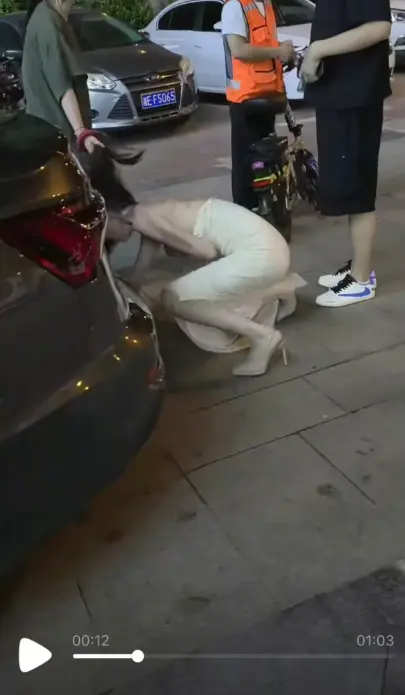 抓小三引发坠河《白裙女子被抓头发跳河》-湘E白裙女子被揪头发跳河完整后续-事件前因后果无删减版免费观看